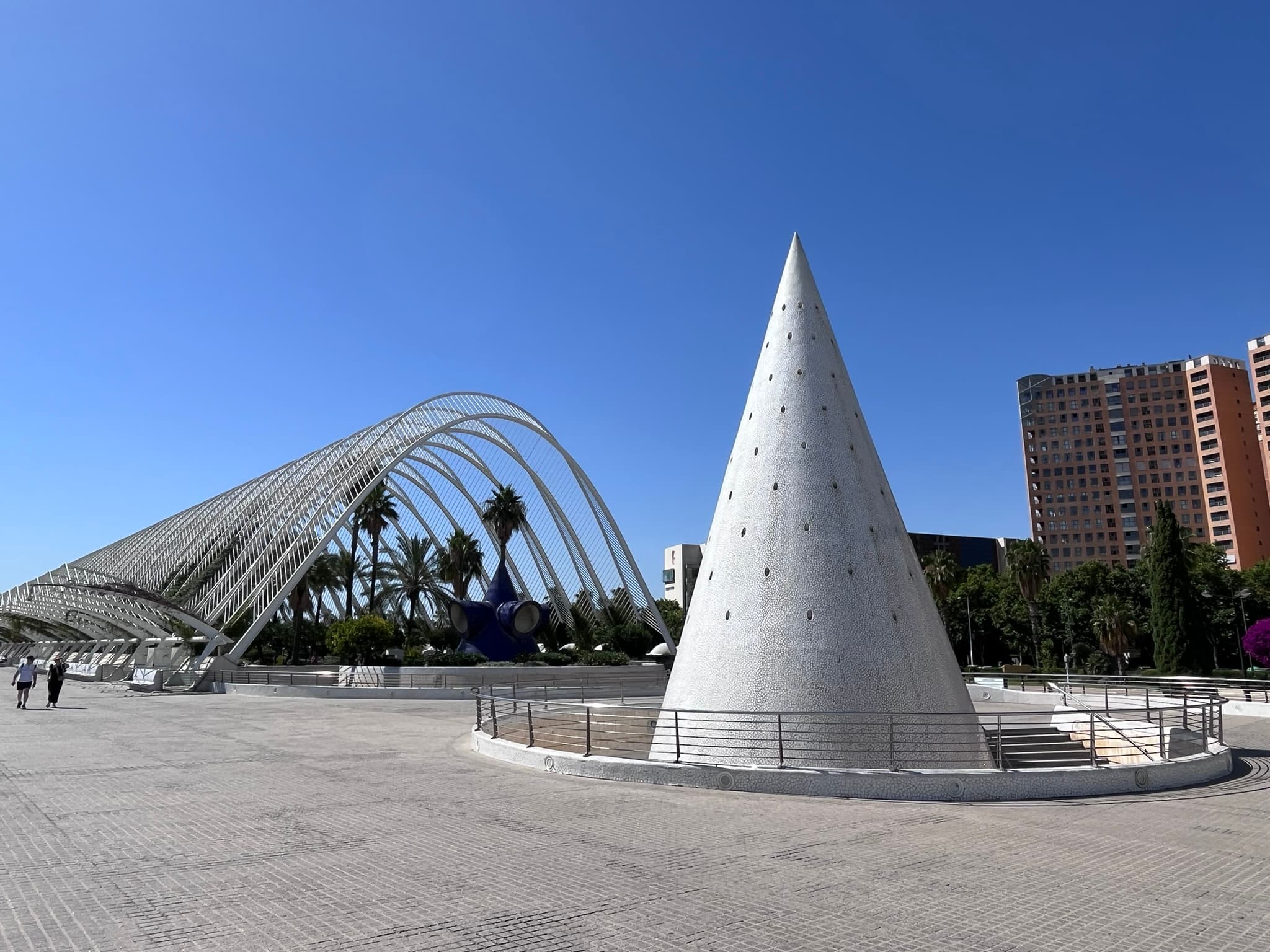 Palm trees beneath the white arches of the Umbracle in Valencia